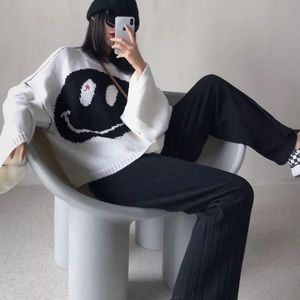 URBAN DAIZY OVERSIZED SMILEY SWEATER SIZE M/L NWOT